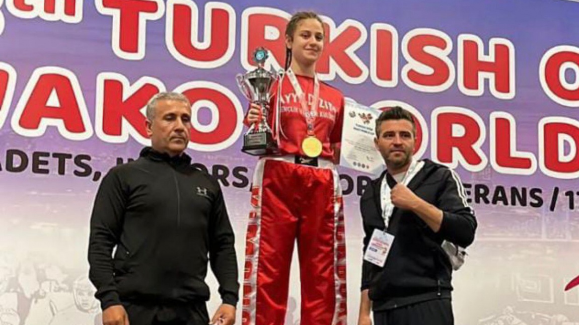 8.Uluslararası Turkish Open Wako Dünya Kupası Kickboks 65kg Dünya Şampiyonu olan öğrencimiz Melek Zülal Taşdemir'i tebrik ediyor başarılarının devamını diliyoruz